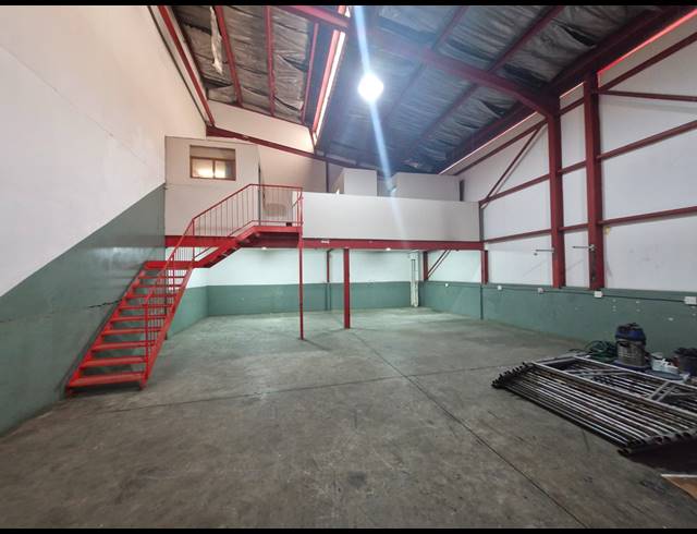 262M² WAREHOUSE TO LET IN JET PARK